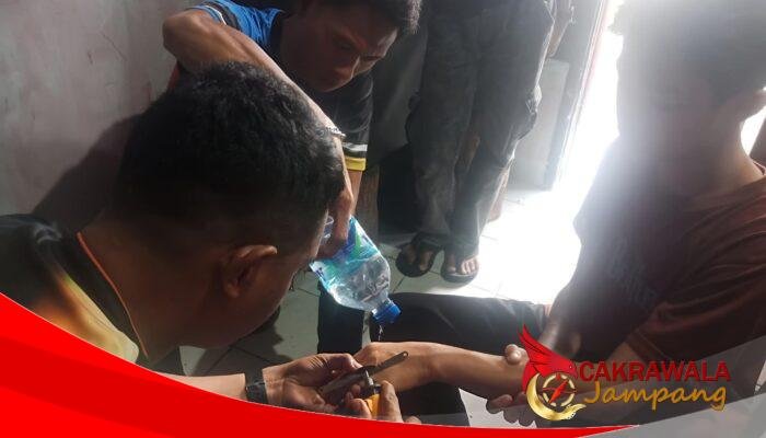 Cincin Sulit Dilepas, Damkar Sukabumi Beri Pertolongan di Palabuhanratu