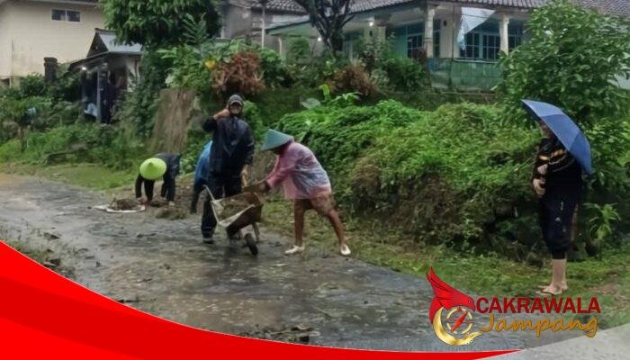 Camat Jampangkulon Apresiasi Kerja Bakti Desa di Tengah Cuaca Ekstrem