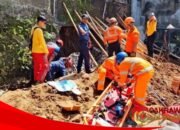 Damkar Kabupaten Sukabumi Evakuasi Dua Pekerja Tertimbun Longsoran TPT di Palabuhanratu