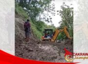 BPBD Kabupaten Sukabumi Bersihkan Material Longsor di Jalan Bagbagan–Warungkiar