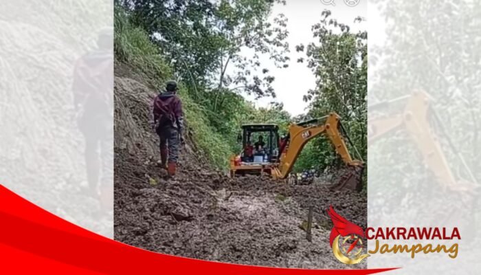 BPBD Kabupaten Sukabumi Bersihkan Material Longsor di Jalan Bagbagan–Warungkiar