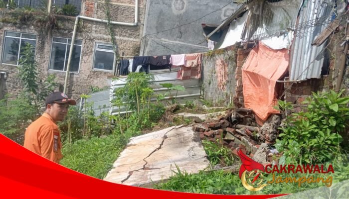 ‎Atap Rumah Warga Cibeureum Hilir Jebol Buntut Cuaca Ekstrem