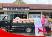 Polsek Surade Salurkan 50 Sak Semen untuk Madrasah Diniyah Ponpes Gustanularipin