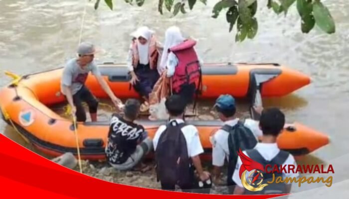 Jembatan Leuwi Dinding Rubuh, Akses Penghubung Antar Dua Kecamatan Lumpuh Total
