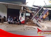Hujan Deras Picu Pohon Tumbang, Tiang Listrik Roboh Timpa Ruko di Simpenan