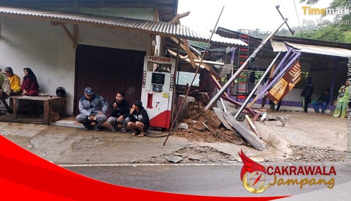 Hujan Deras Picu Pohon Tumbang, Tiang Listrik Roboh Timpa Ruko di Simpenan