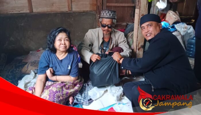 Jumat Barokah LSM Dampal Jurig Ringankan Beban Pasutri Lansia Sakit Menahun di Desa Mekarjaya