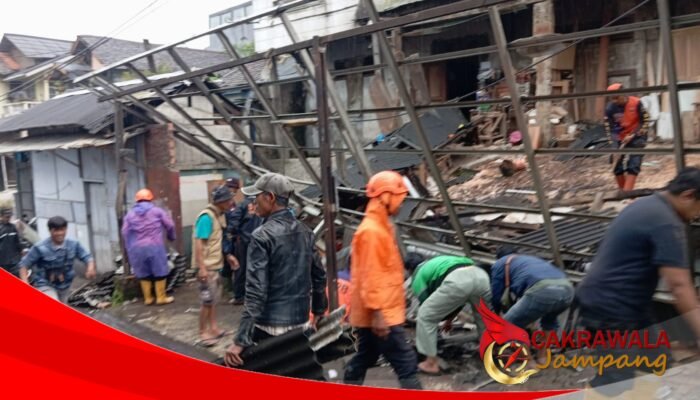 Sebagian Atap Rumah Warga di Gunungpuyuh Ambruk, BPBD Kota Sukabumi Lakukan Assessment