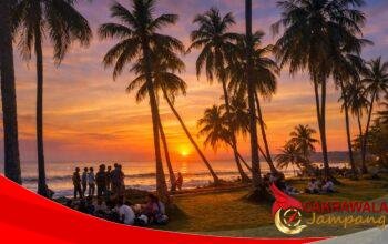 Ngabuburit dengan Cara Berbeda, Warga Pilih Menepi di Pantai Kumala