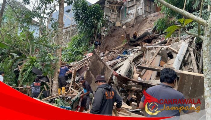 Tanah Longsor Terjang Ruko UMKM di Jalan Aminta Ajmali Sukabumi