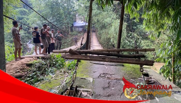 Hujan Deras Picu Longsor, Pondasi Jembatan Lewi Pariuk Cibadak Terancam Ambruk