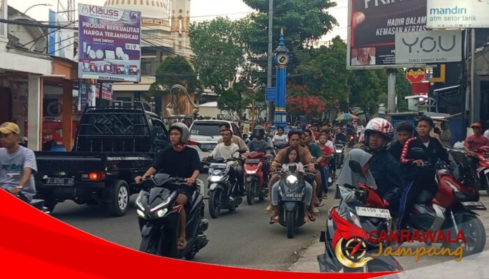 Bundaran Surade Dipadati Warga Saat Ngabuburit, Suasana Sore Ramadhan Kian Semarak