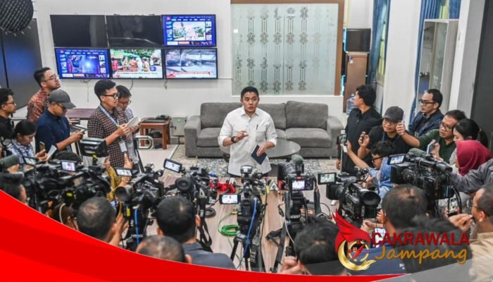 Seskab Teddy Tegaskan MBG Tidak Kurangi Anggaran Pendidikan, Program Justru Diperkuat
