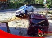 Terekam CCTV, Mobil Rush Tiba-tiba Banting Setir Lalu Hantam Toko Ikan di Cibitung