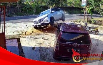 Terekam CCTV, Mobil Rush Tiba-tiba Banting Setir Lalu Hantam Toko Ikan di Cibitung