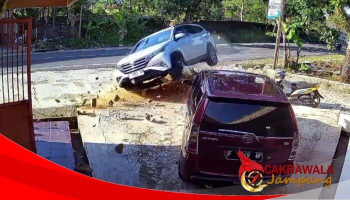 Terekam CCTV, Mobil Rush Tiba-tiba Banting Setir Lalu Hantam Toko Ikan di Cibitung