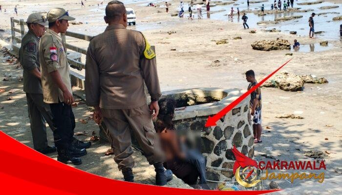 Aksi Humanis Satpol PP Surade, Pakaikan Busana pada ODGJ di Pantai Minajaya