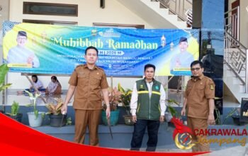 Satpol PP Kecamatan Surade Pasang Baliho Muhibah Ramadan 1447 H di Area Masjid Al-Jalil