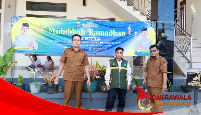 Satpol PP Kecamatan Surade Pasang Baliho Muhibah Ramadan 1447 H di Area Masjid Al-Jalil
